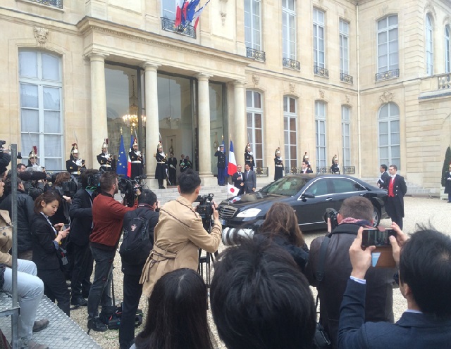 エリゼ宮殿（フランス大統領官邸）にて仏のオランド大統領と安倍総理大臣