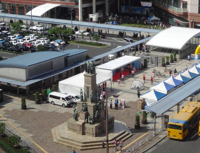 鹿児島中央駅前の若き薩摩の群像