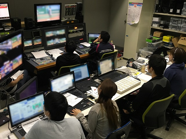 高校野球中継放送中のスタジオサブの様子。