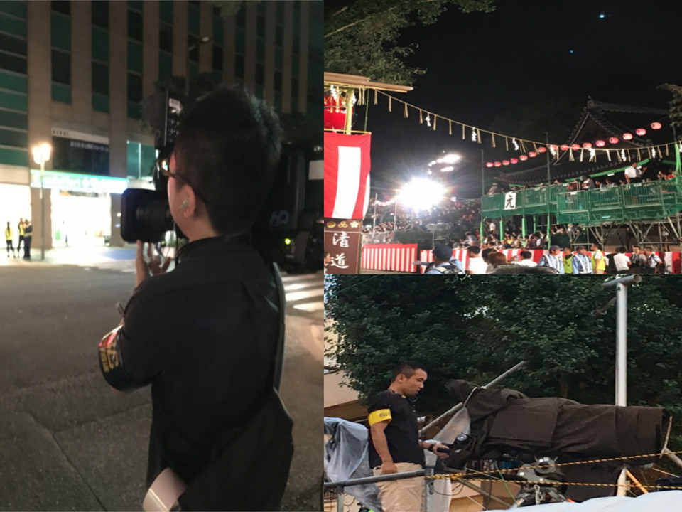 写真左：リハーサル中の堀さん。熱男ー！！　写真右：真剣な眼差しでカメラを回す小松さん。熱男ー！！